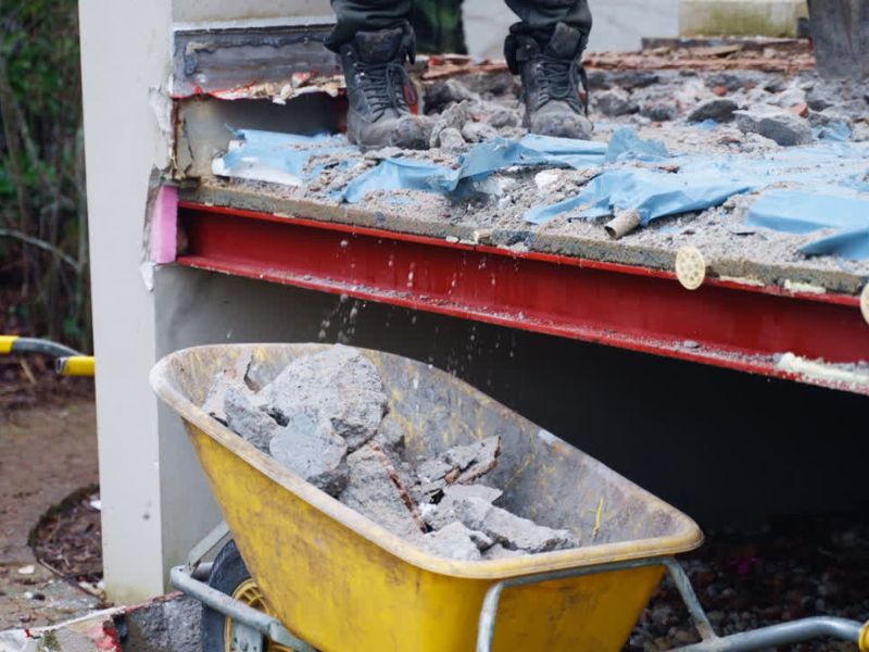 osoba čisti šut i baca ga u kolica