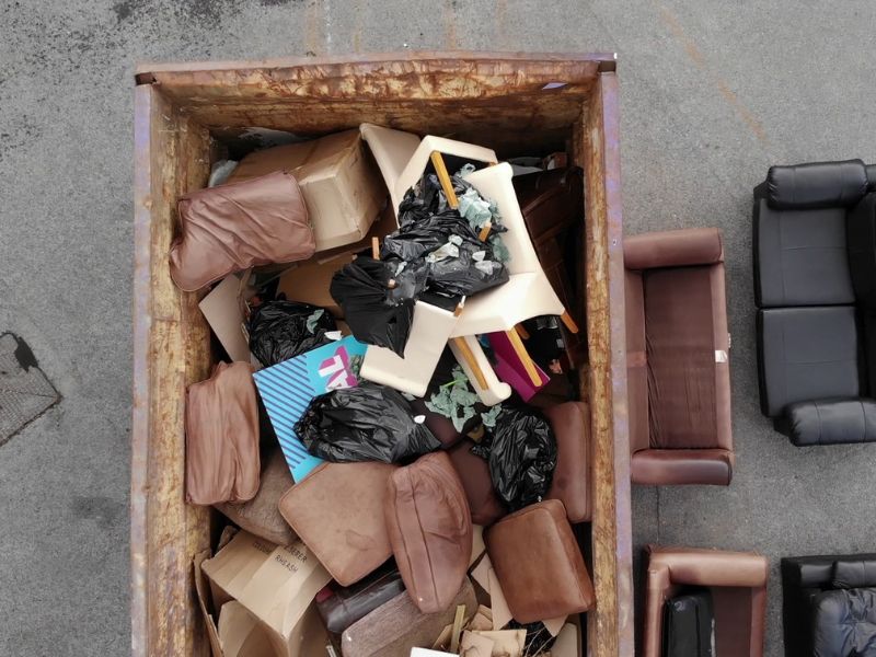 prikaz prikolice od kombija pune šuta