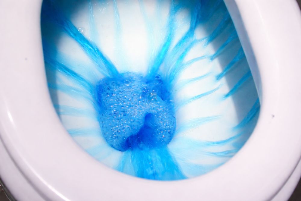 WC šolja sa aktivnim ispiranjem i plavom vodom koja pokazuje rad sistema