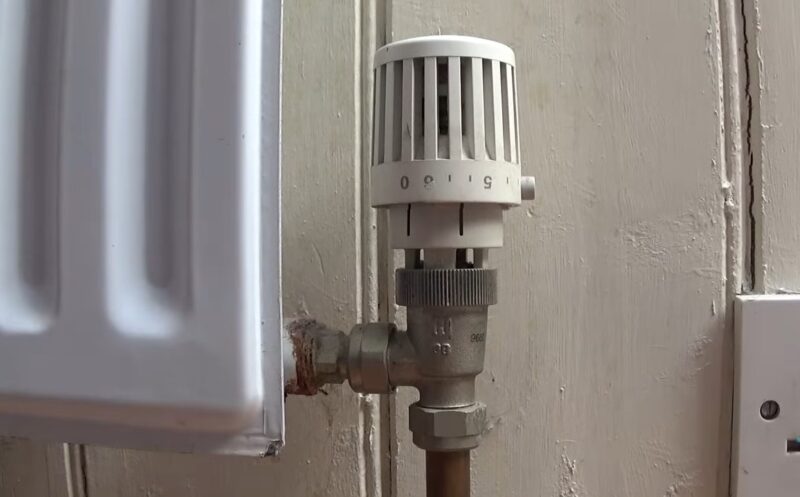 Termostatski ventil montiran na radijatoru sa podešavanjem temperature